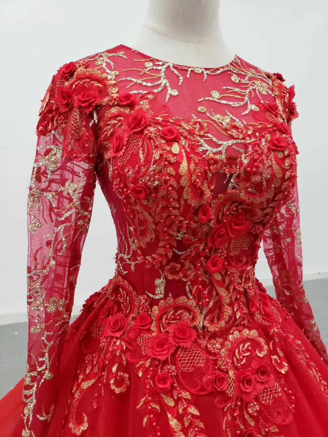 

Elegant Long Red Prom Dresses Full Sleeves Sweetheart ALINE Gown Red Gold Lace Applique Tulle Ladies Evening Gown