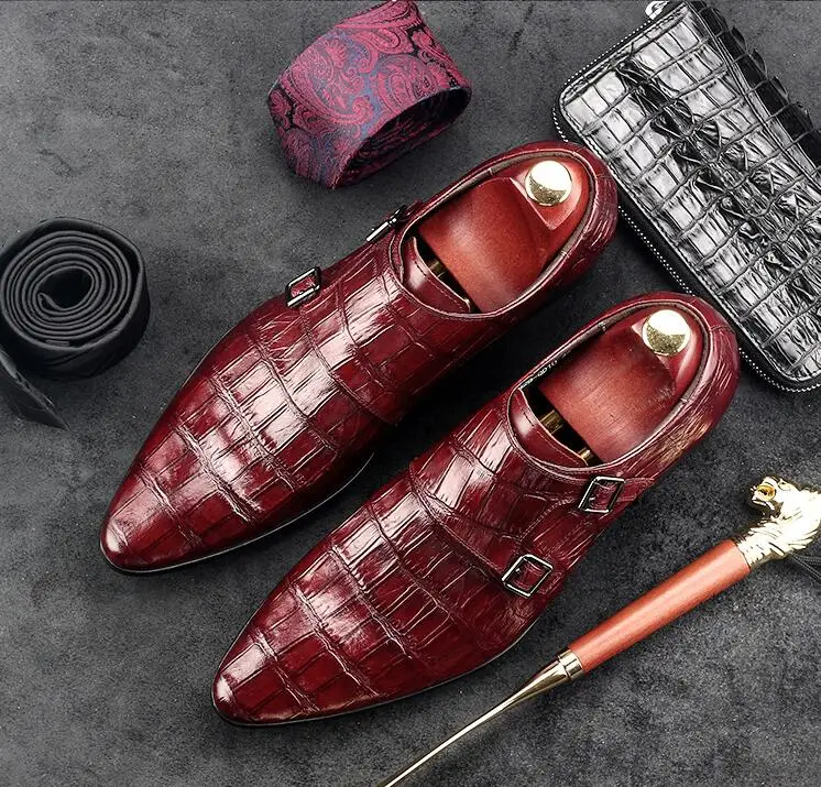 Мужские модельные туфли с перфорацией типа броги острым носком и пряжкой красные