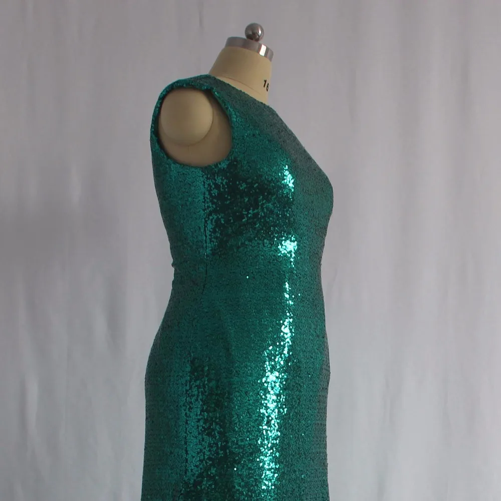 Женское винтажное платье со шлейфом темно-зеленое блестящее для выпускного