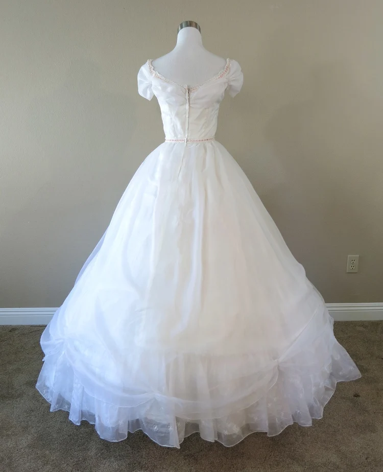 Белое шифоновое розовое платье с отделкой костюм гражданской войны атласное