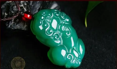 

China Green Chalcedony Hand-carved Pixiu Pendant Necklace Symbolize Wealth Wholesale