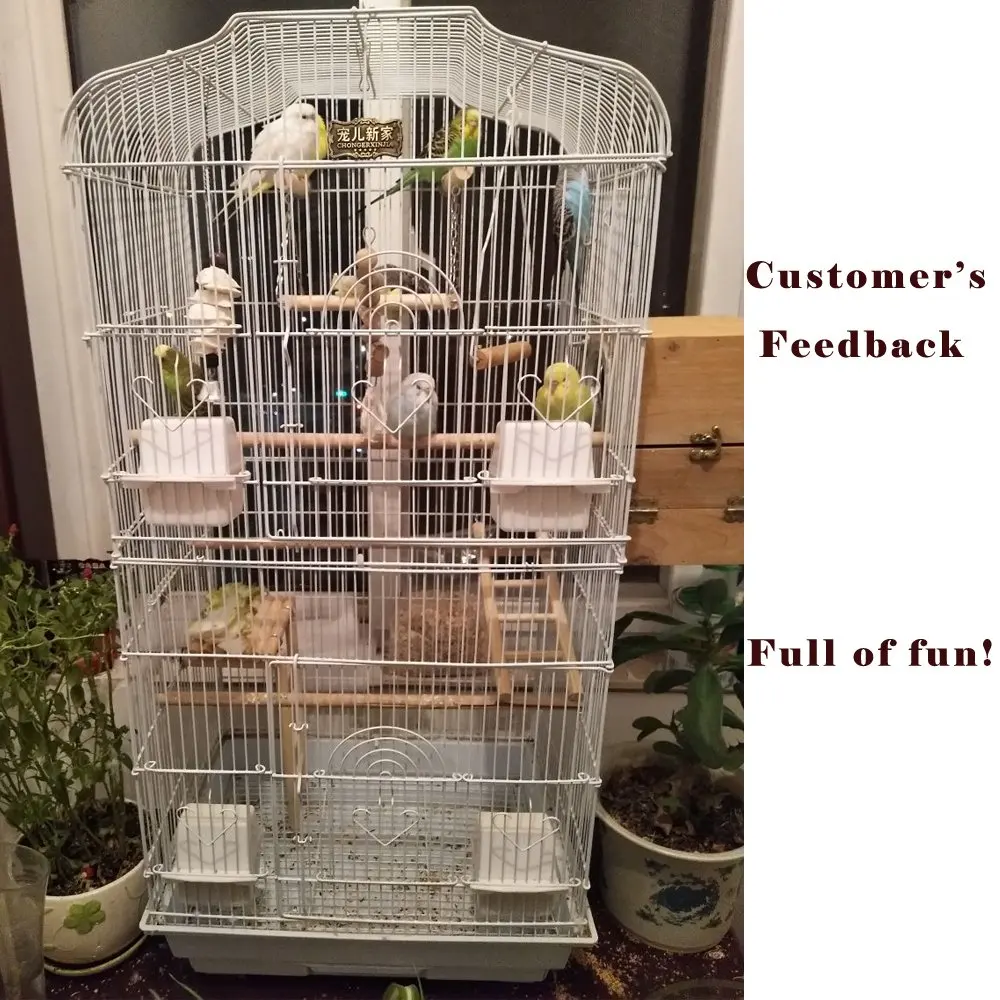 Набор игрушек для птиц из натурального дерева размещенный в птичьей клетке на