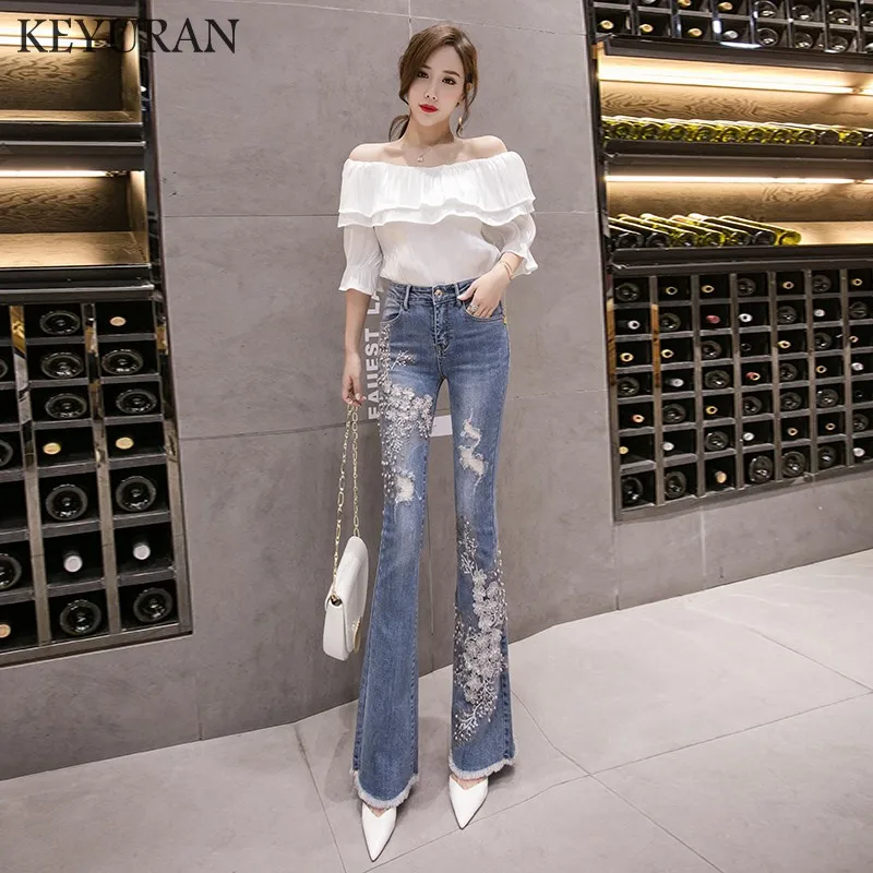 Женские джинсы с цветочной вышивкой 3D расшитые бисером и жемчугом расклешенные