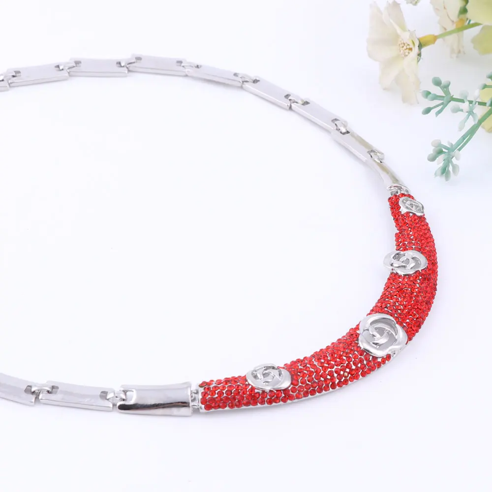 Комплект ювелирных изделий из бисера и серёг с австрийскими кристаллами |