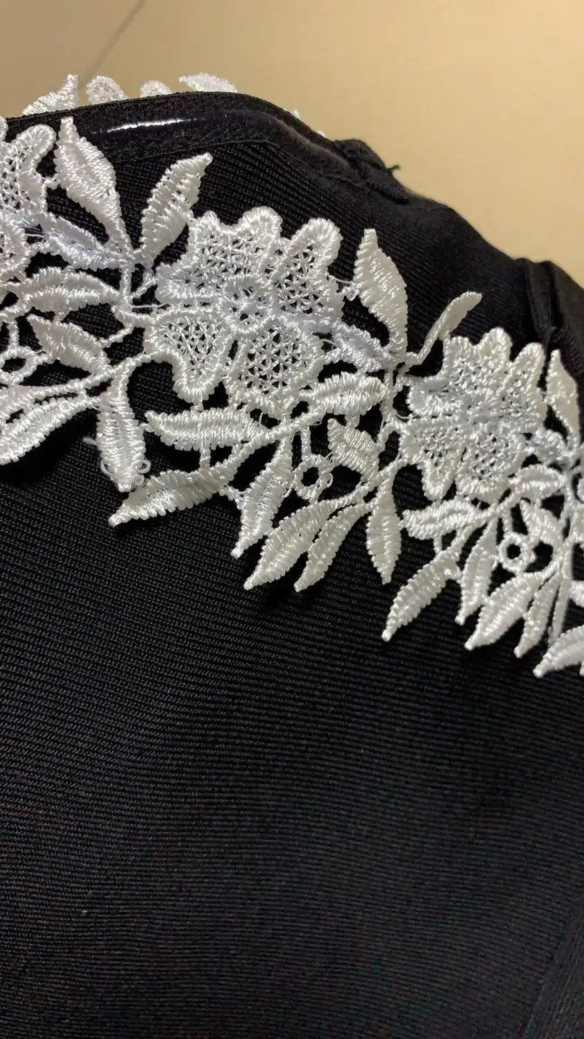 Черный боди с вышивкой и v-образным вырезом на тонких бретелях летние женские 2019