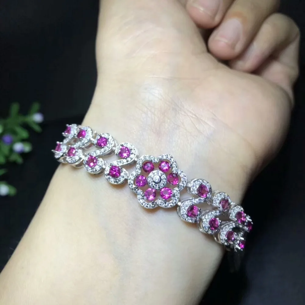 

Женский браслет из серебра 925 пробы с красными камнями