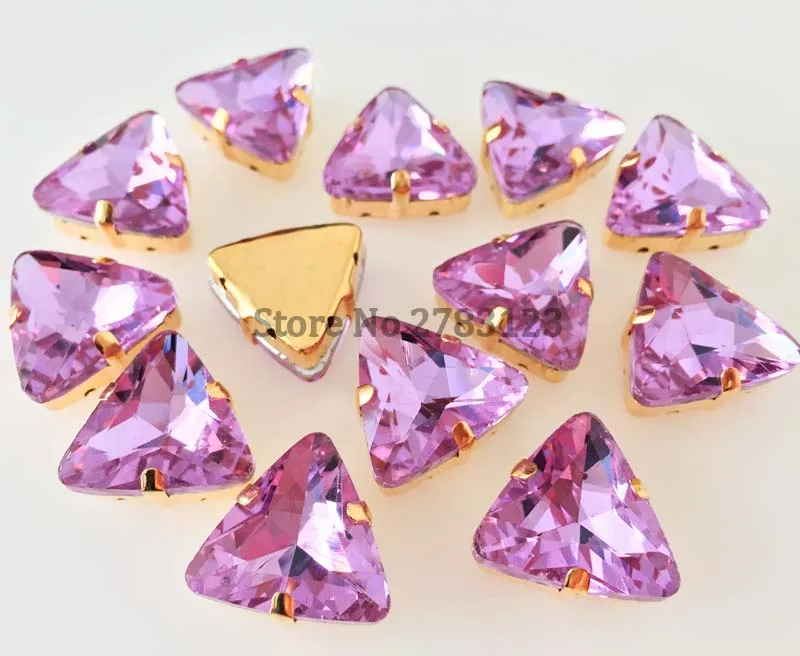 Золотистые кристаллы в форме фиолетового треугольника с плоским основанием