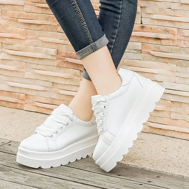 Женские повседневные кроссовки на толстой подошве белые удобные плоской для