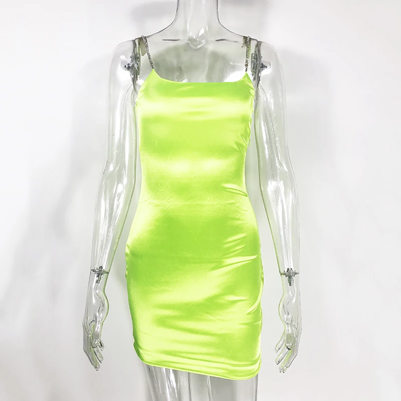 Женское блестящее атласное платье Colysmo розовое облегающее летнее с кристаллами