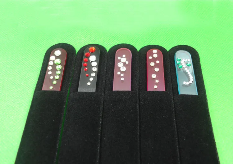 Набор для маникюра с кристаллами в черных бархатных мешочках/рукавах 8 цветов на