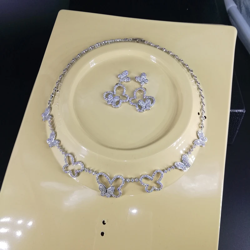 

Комплект из колье и серёг, из белого золота и циркона