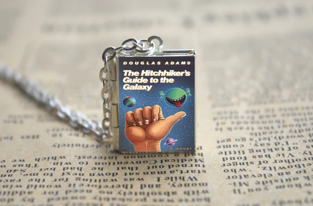 Брелок с надписью Hitchhiker's Guide to The Galaxy Book Серебряное и бронзовое ожерелье B2130|book