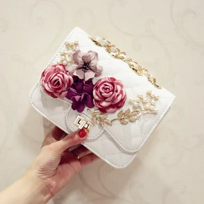 Сумка женская летняя из искусственной кожи с диагональной цепочкой цветком и