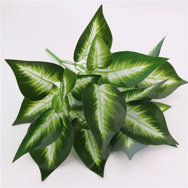 Искусственное прикосновение богатые листья растения Моделирование зеленые