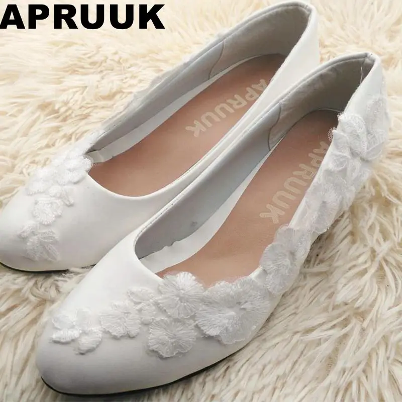 

2018 women low heel dancing white lace shoes fashion design sweet lace brides bridal wedding shoes drop shipping