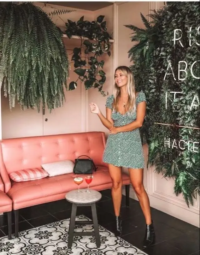 Женское богемное пляжное платье облегающее короткое с цветочным принтом на