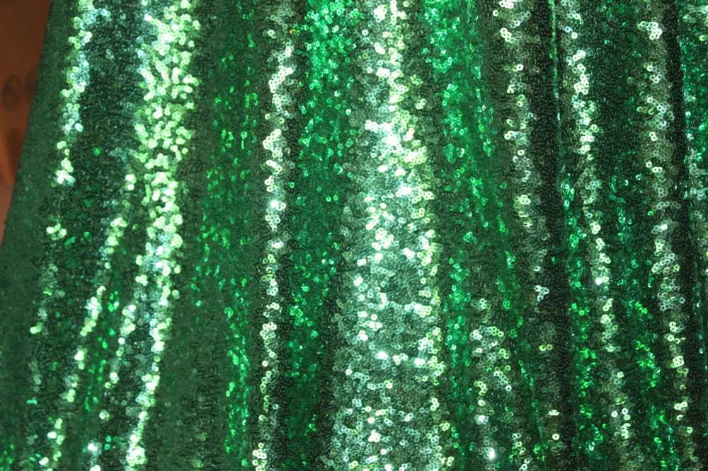 Ткань с блестками мятного цвета с кружевным узором, вышитая пайетками. Подходит для ночных платьев. Свежий зеленый/темный зеленый/зеленый лес/черноватый 132см.