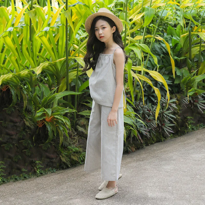 Спортивный костюм для девочек топ на бретельках и широкие штаны в полоску