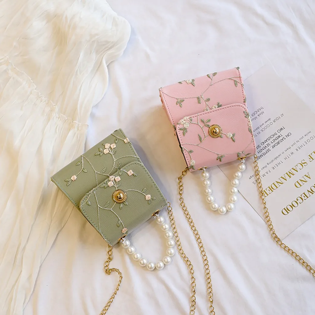 Женская сумка мессенджер с бусинами маленькая через плечо цепочкой и цветком