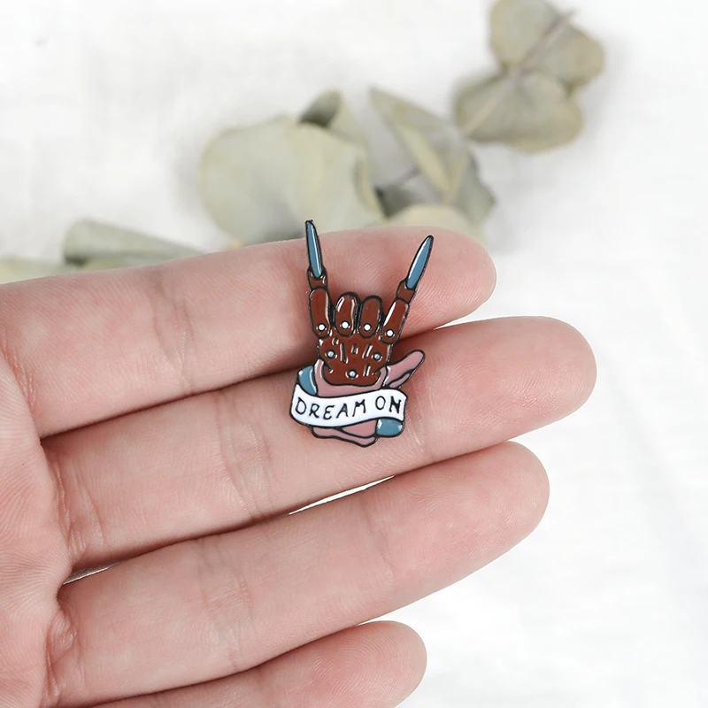 

DREAM ON Aerosmith Inspirational Jewelry Zombie Hand Corn Badge Brooches Rock Band Denim Shirt Collar Punk Cool Enamel Lapel pin