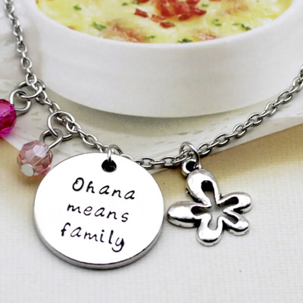 Новая надпись Ohana значит семья с круглой пряжкой очаровательные цветок гибискуса
