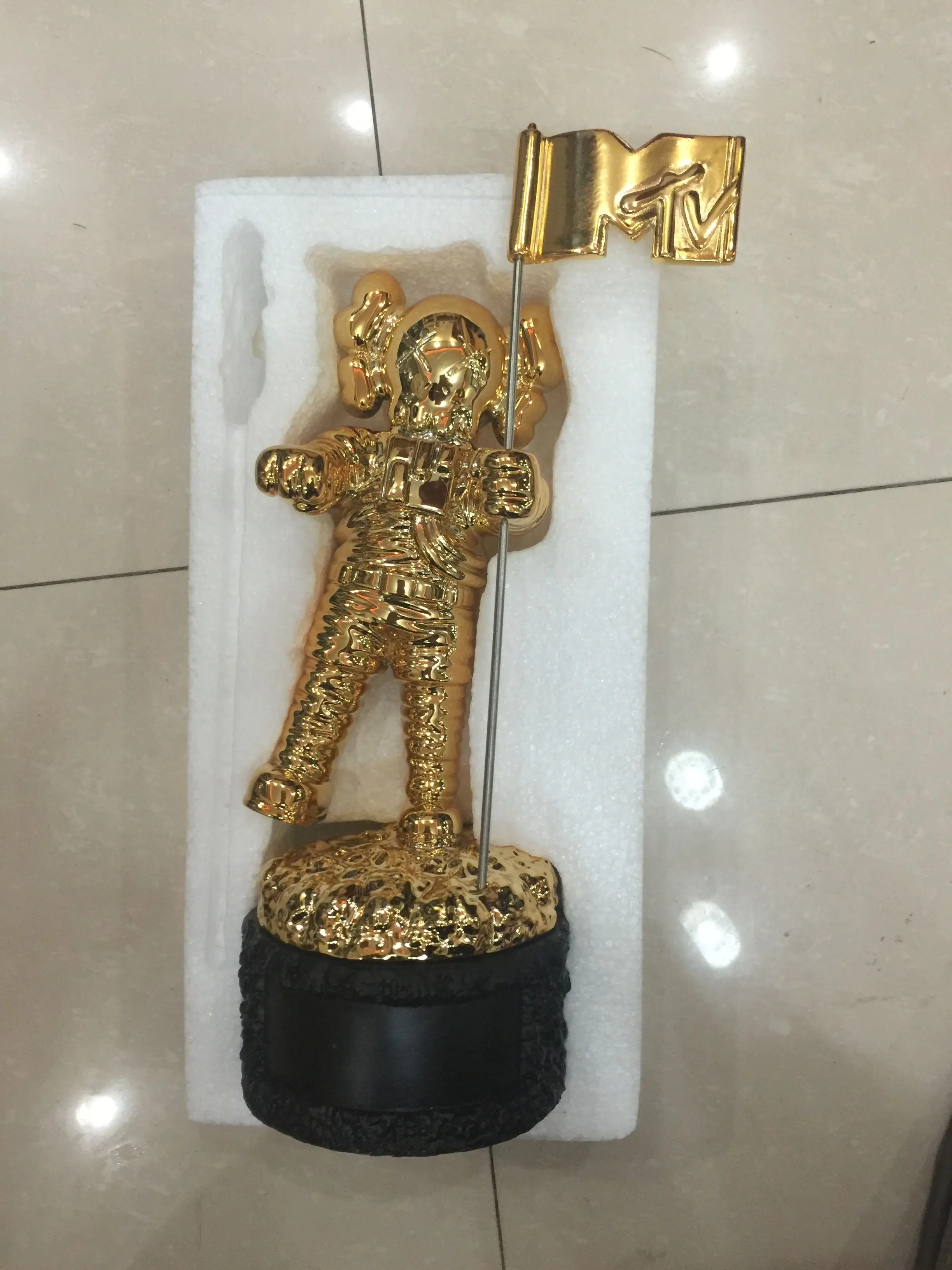 Золотой Кубок MTV Реплика 1:1 размер статуя Moonman Prop Высокое качество Посеребренная 1
