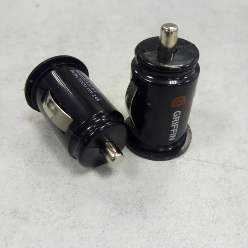 Двойной зарядное устройство USB Автомобильное зарядное устройство является безопасным и портативным, что может одновременно заряжать два устройства