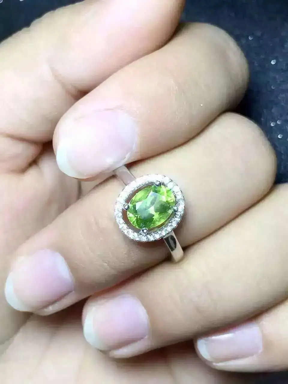 Кольцо женское из серебра 925 пробы с натуральным зеленым оливином | Украшения и