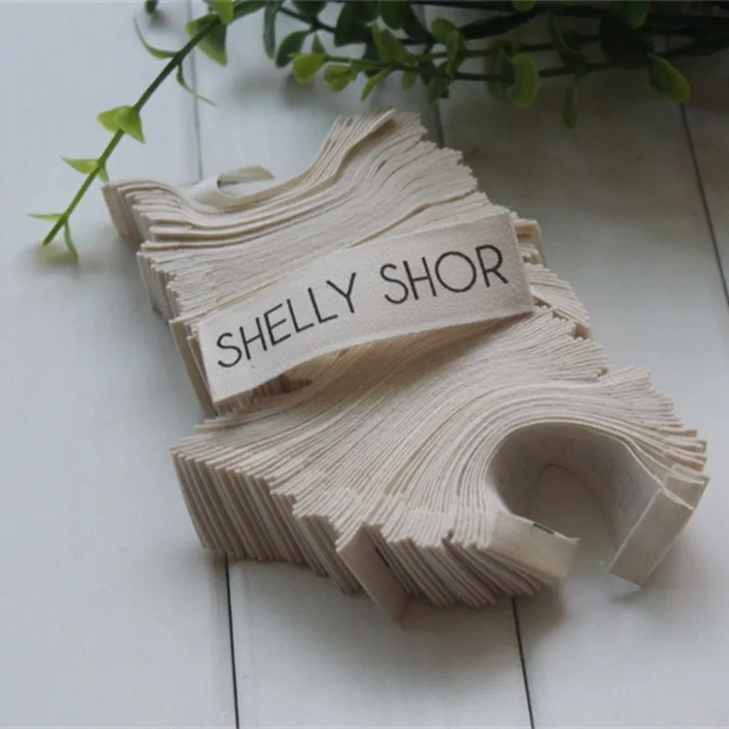 Этикетки из хлопчатобумажной ткани с принтом под заказ этикетки бежевого цвета