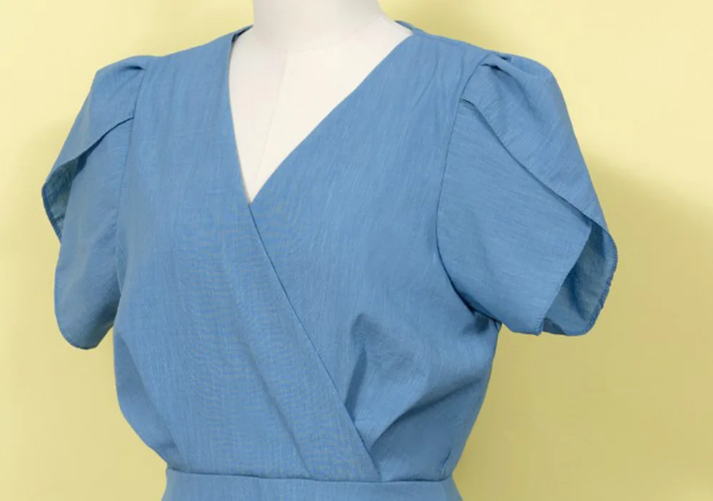 Женское платье трапециевидной формы с коротким рукавом и v образным вырезом