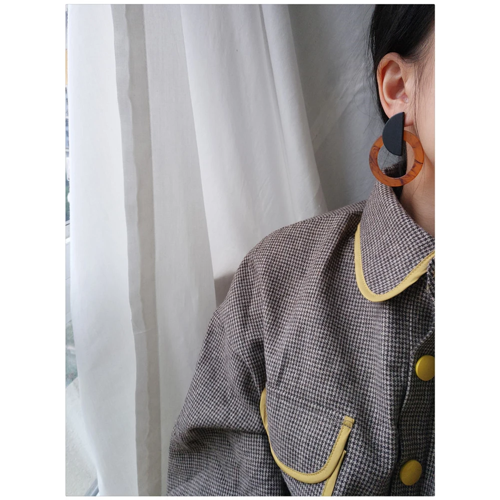 Геометрические акриловые сережки серьги с закрученными круглыми и полукруглыми