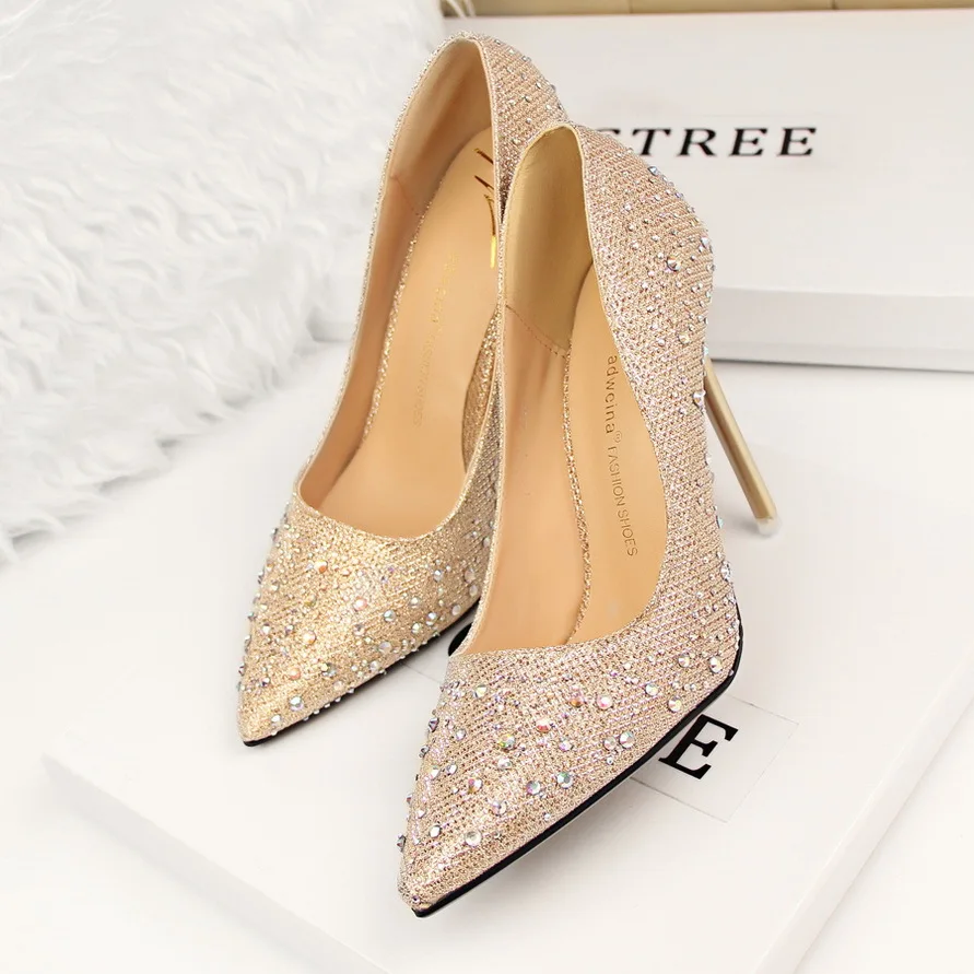 Новинка 2018 весенне осенние женские туфли лодочки пикантные черные золотые