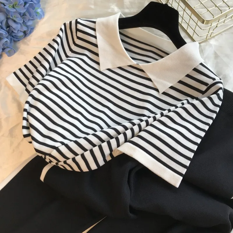 Женский вязаный костюм в полоску летний из двух предметов с отложным воротником