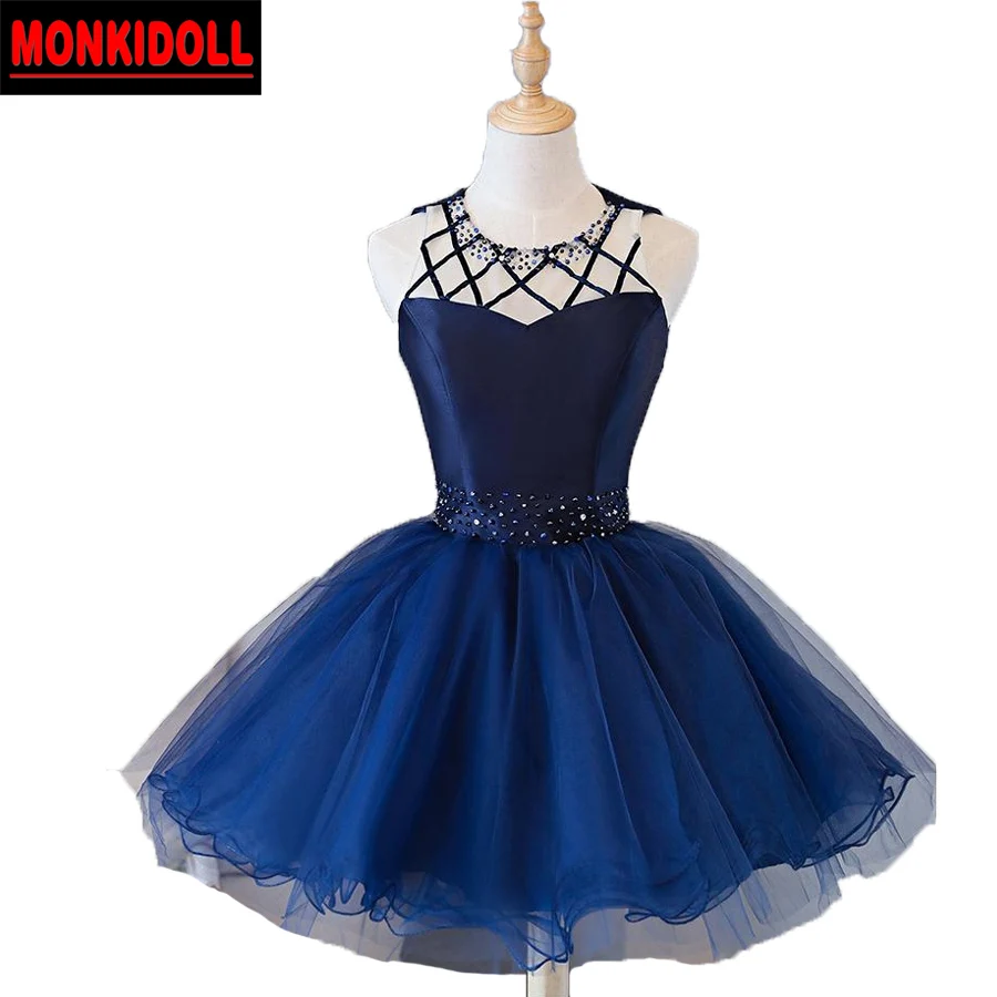 Изящная украшенная бусинами короткое платье с кристаллами для выпускного вечера