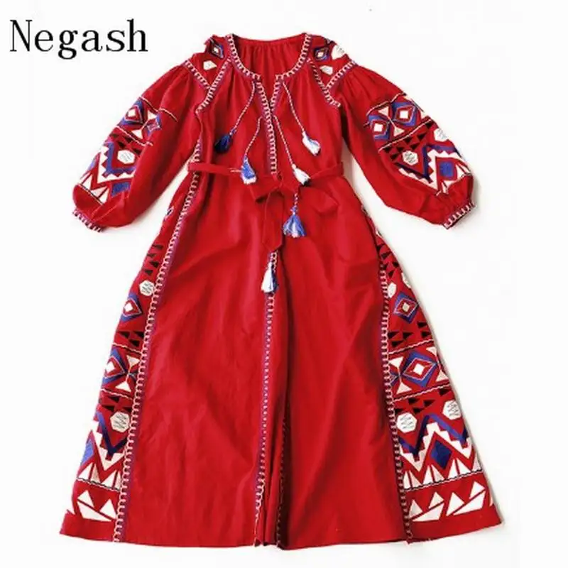 Платье-макси из хлопка и льна с вышивкой кисточками | Женская одежда