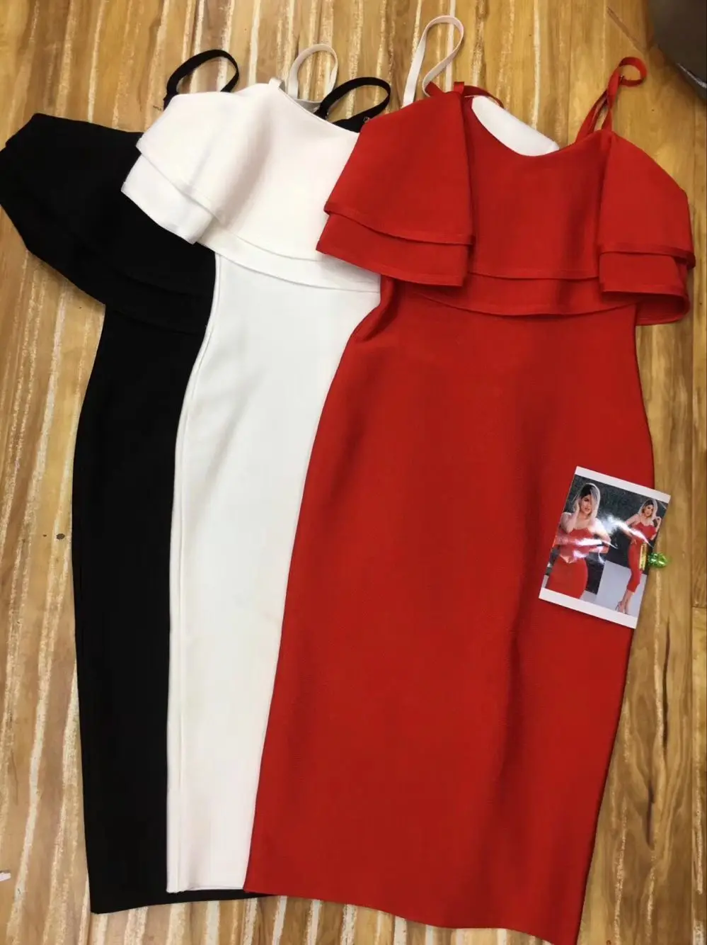 Пикантные женские без рукавов с оборками красное женское летнее облегающее