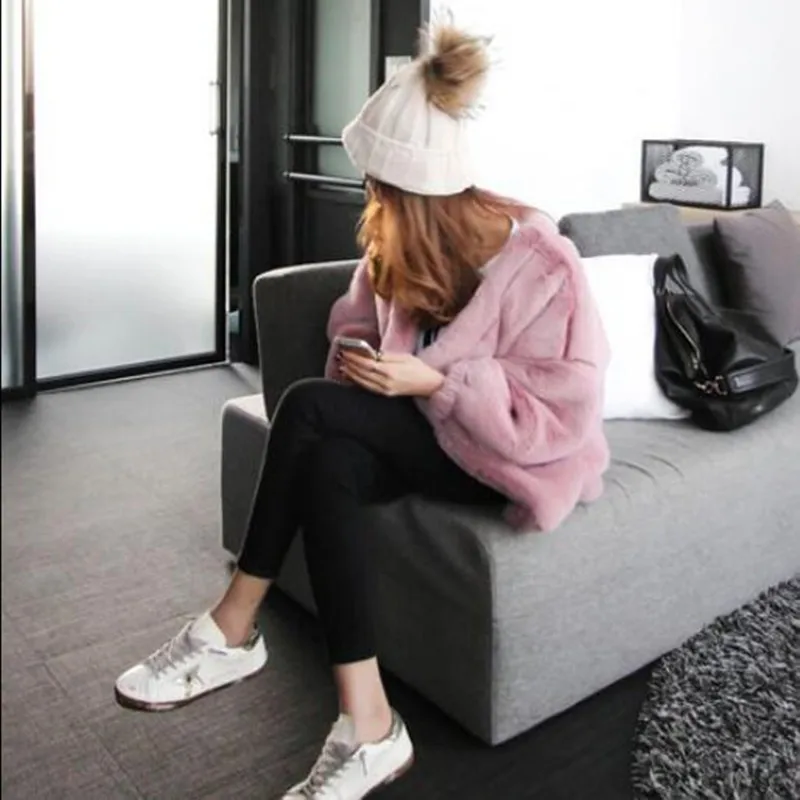 Парень с v образной горловиной и мохнатая шубка из искусственного меха куртки 2017