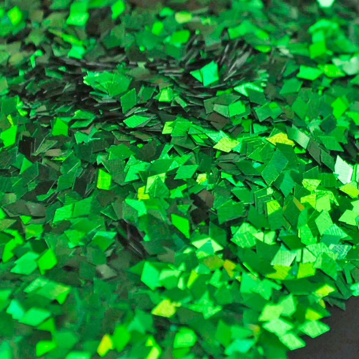 

Фотообои с ромбовидным рисунком, яркие зеленые блестящие украшения, бриллиантовые пайетки