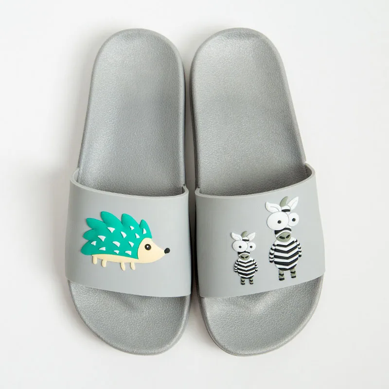 Новинка 2018 года пляжные шлепанцы для ванной модные брендовые домашние тапочки