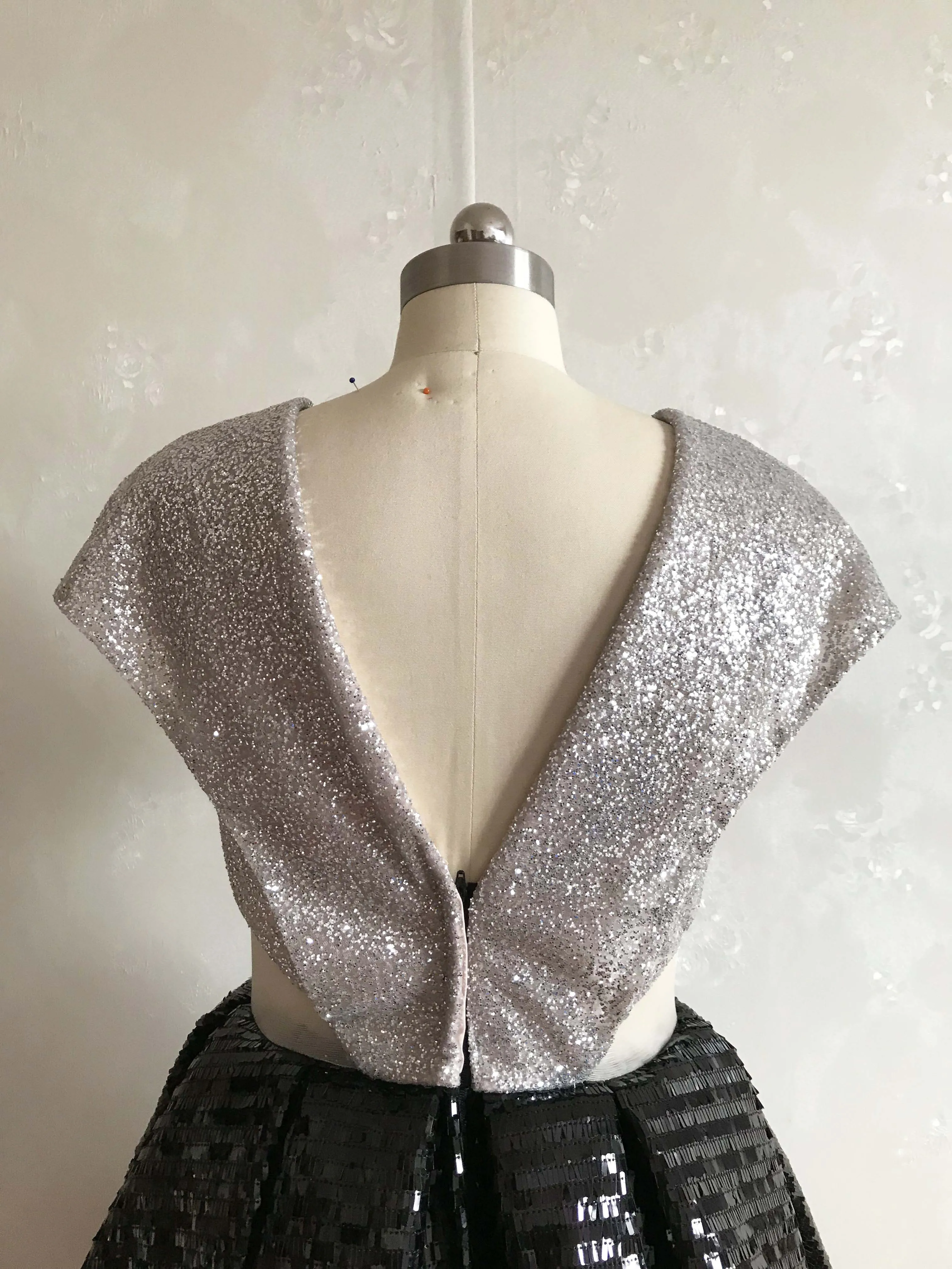 Женское платье для выпускного вечера черно-серебристое с глубоким V-образным