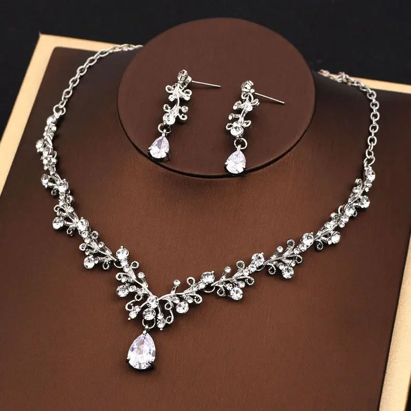 свадебное колье и серьги. красивые серебряные украшения. бриллиантовый комплект. свадебные украшения колье серьги. серьги браслет из серебра с топазом.