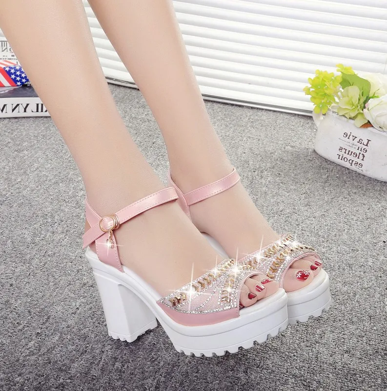 Женские сандалии со стразами на танкетке удобные без застежки плоской подошве