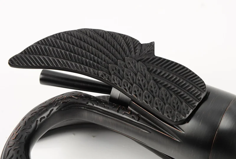 Масло втирают бронзовый лебедь бассейна раковиной кран палуба гора одно