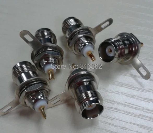 Радиочастота (RF) соединяет электрическую розетку передней панели с разными