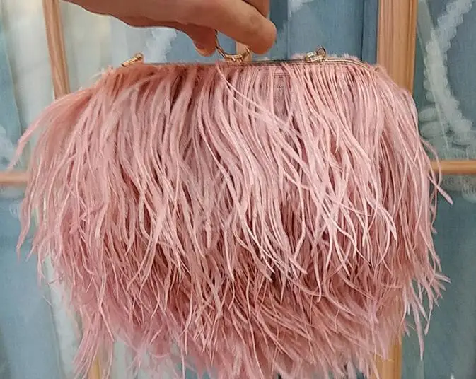 Дизайнерский сатиновый клатч из страусиного меха с перьями женский кольцами на