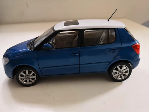 1 1:18, новинка, FABIA, литая под давлением модель автомобиля, игрушки для детей, коллекция рождественских подарков, оригинальная коробка, для детей - Цвет: 1