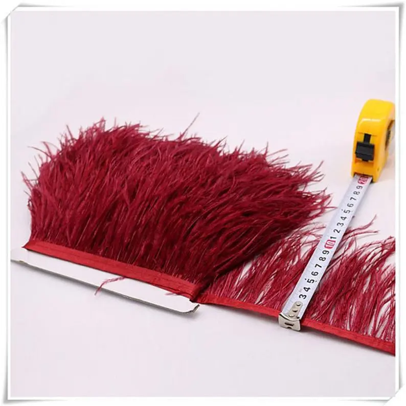 На стопу длиной от 10 до 15 см винного и зелёного цвета страуса отделка бахромой с