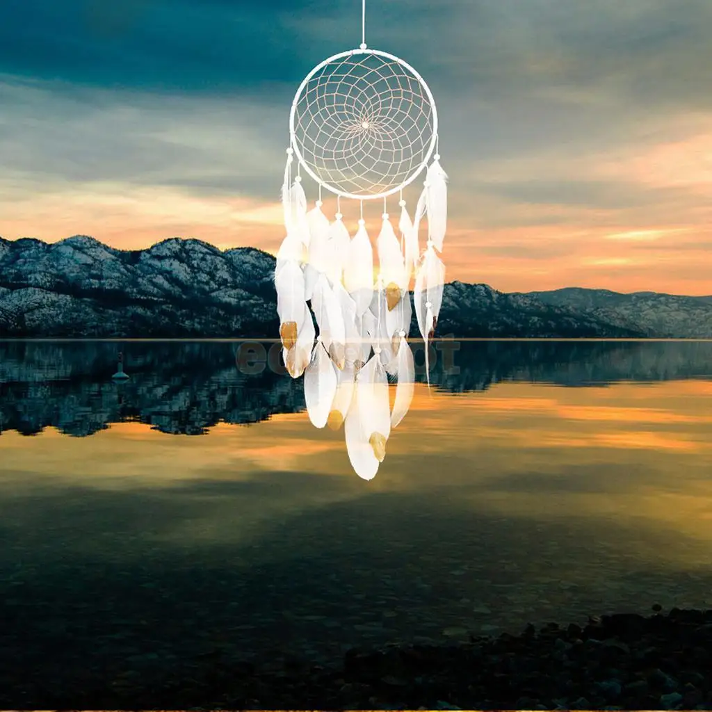 Ловец снов ручной работы с большим золотым наконечником и перьями настенное