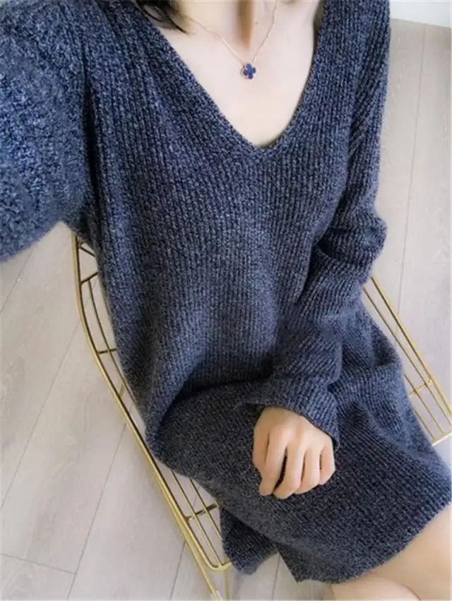 Женское кашемировое вязаное платье-свитер средней длины с V-образным вырезом |