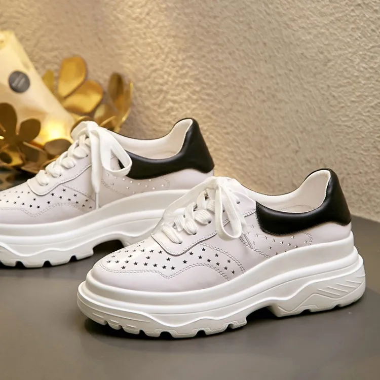 Женские кроссовки из натуральной кожи на плоской платформе со шнуровкой белые